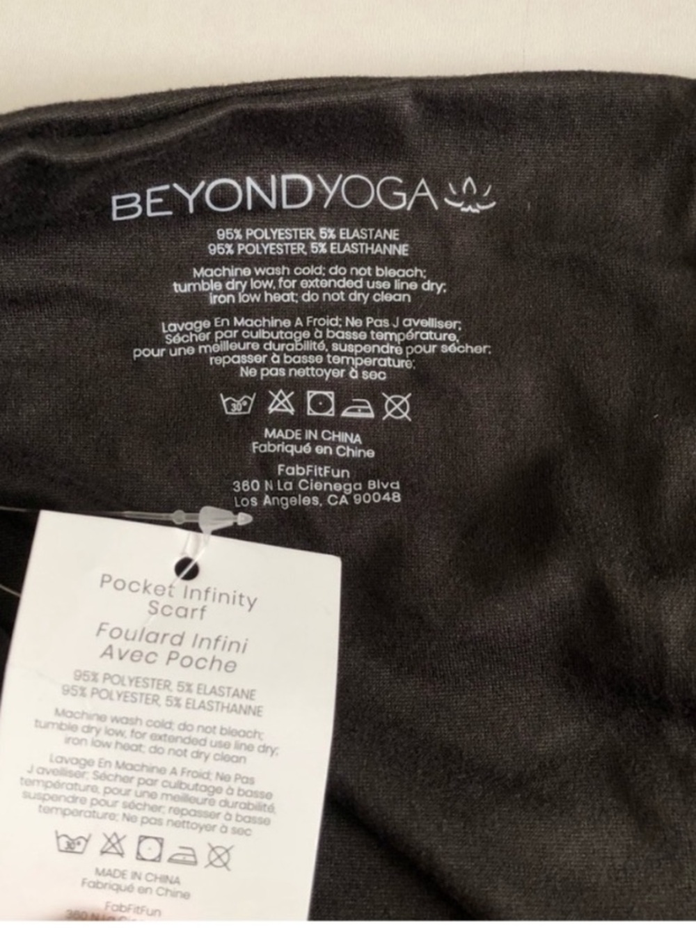 New w/tags Beyond Yoga NWT hidden zipper pocket infinity scarf wrap Black OS - Picture 3 of 6